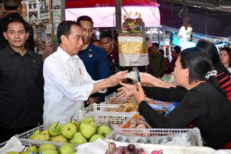 Presiden Jokowi saat berdialog dengan pedagang di Pasar Bulan di Kabupaten Gianyar, Provinsi Bali (foto: Dok BPMI Setpres)