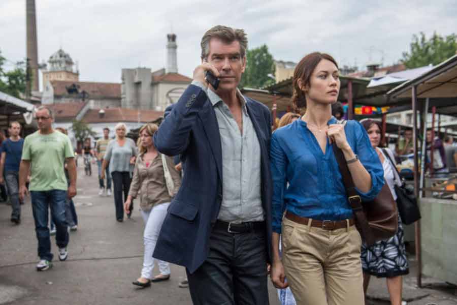 Pierce Brosnan dan Olga Kurylenko dalam The November Man (2014)