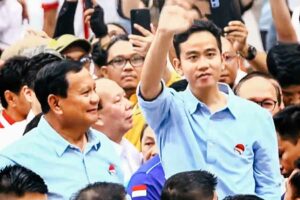 Prabowo Subianto dan Gibran Rakabuming Raka saat acara deklarasi Prabowo-Gibran bersama relawan di Indonesia Arena, Gelora Bung Karno, Senayan, Jakarta Selatan