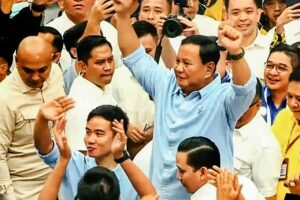 Prabowo Subianto dan Gibran Rakabuming Raka saat acara deklarasi Prabowo-Gibran bersama relawan di Indonesia Arena, Gelora Bung Karno, Senayan, Jakarta Selatan