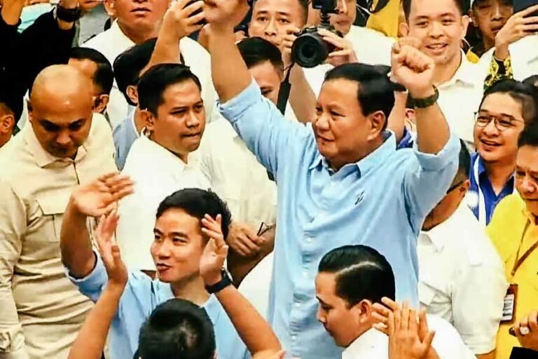 Prabowo-Gibran Resmi Daftar sebagai Pasangan Capres dan Cawapres Prabowo Subianto dan Gibran Rakabuming Raka saat acara deklarasi Prabowo-Gibran bersama relawan di Indonesia Arena, Gelora Bung Karno, Senayan, Jakarta Selatan