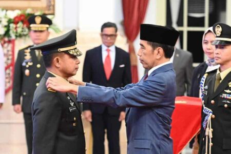 Presiden Jokowi saat melantik Letnan Jenderal TNI Agus Subiyanto sebagai KSAD di Istana Negara (foto: Dok BPMI Setpres)