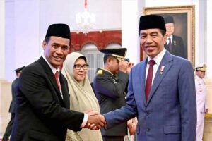 Presiden Jokowi resmi melantik Andi Amran Sulaiman sebagai Menteri Pertanian di Istana Negara (foto: Dok BPMI Setpres)