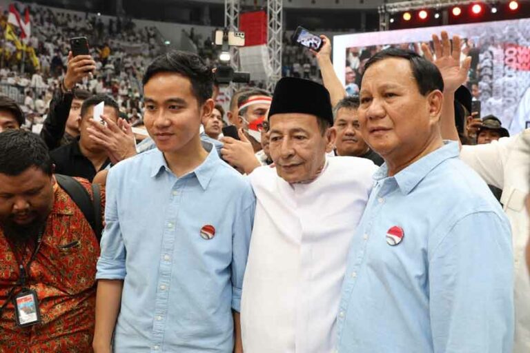 Habib Luthfi bersama pasangan capres-cawapres Prabowo Subianto dan Gibran Rakabuming Raka