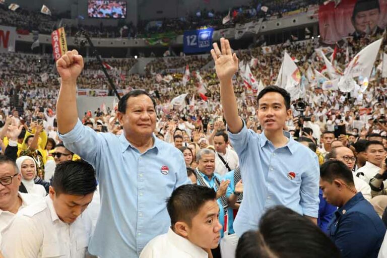 Jokowi Effect Tingkatkan Elektabilitas Prabowo-Gibran Menurut Survei Ipsos Prabowo dan Gibran saat bersama relawan di Indonesia Arena, Gelora Bung Karno, Senayan, Jakarta Selatan, Rabu (25/10/2023).