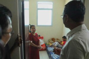 Pj. Gubernur DKI Heru Budi Hartono berdialog dengan salah satu warga Rusunawa Nagrak di Marunda, Cilincing, Jakarta Utara