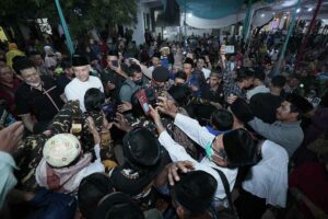 Hadiri Haul Syech Abdul Qadir Jailani di Lampung, Ganjar Singgung UU Pesantren Ganjar Pranowo menyapa ribu jamaah dari berbagai daerah di Sumatra, saat menghadiri acara Haul Syech Abdul Qadir Al Jailani di Ponpes Roudlotussholihin, Purwosari, Kecamatan Padang Ratu, Kabupaten Lampung Tengah.