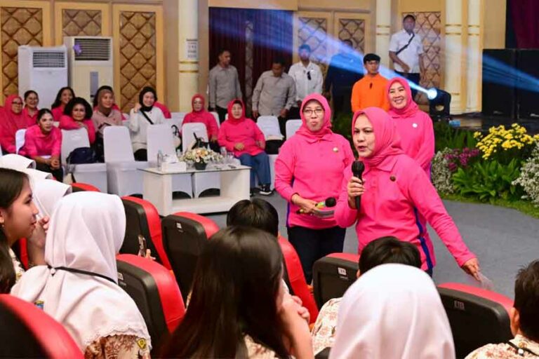 Iriana Joko Widodo bersama OASE KIM saat melakukan sosialisasi antinarkoba dan literasi digital di Gedung Cak Durasim, Kota Surabaya, Jawa Timur (foto: Dok BPMI Setpres)