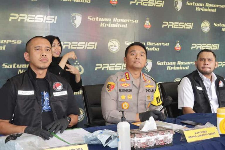 Kapolres Metro Jakarta Barat Kombes Pol M Syahduddi, didampingi Kasatres Narkoba AKBP Indrawieny Panjiyoga dan Wakasatres Narkoba Kompol Retno Jordanus (foto: Dok Humas Polri)