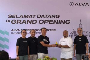 Dukung Gaya Hidup dan Mobilitas Berkelanjutan, ALVA Experience Center Hadir di Surabaya Penyerahan Tumpeng Peresmian AEC Surabaya dari Rainier Haryanto, Managing Director PT. Ilectra Motor Group kepada Hery Ratna Dianto, Area Manager AEC Surabaya