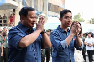 Hasil Survei Indikator Politik: Pasangan Prabowo-Gibran Ungguli Ganjar Mahfud Pasangan Prabowo Subianto-Gibran Rakabuming Raka saat akan menjalani tes kesehatan di RSPAD Gatot Soebroto, Jakarta, Kamis (26/10/2023).
