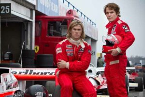 Chris Hemsworth dan Daniel Brühl dalam film Rush (2013)