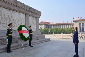 Presiden RI Joko Widodo saat mengunjungi Monumen Pahlawan Rakyat, Lapangan Tiananmen di Beijing, Republik Rakyat Tiongkok (foto: Dok BPMI Setpres)