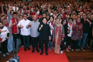 Puan Maharani saat memimpin konsolidasi relawan Ganjar Pranowo-Mahfud MD se-Jawa Timur yang digelar di Grand City Surabaya