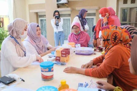 Tim dari Departemen Kesehatan Kulit dan Kelamin FK Unair saat melakukan edukasi pencegahan kanker kulit pada masyarakat