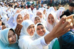 Khofifah Indar Parawansa bersama sejumlah santri.
