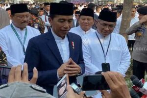 Presiden Jokowi saat memberikan keterangan di depan wartawan usai Apel Akbar Hari Santri 2023, Minggu (22/10/2023) di Tugu Pahlawan, Surabaya (foto: dok beritajatim.com)