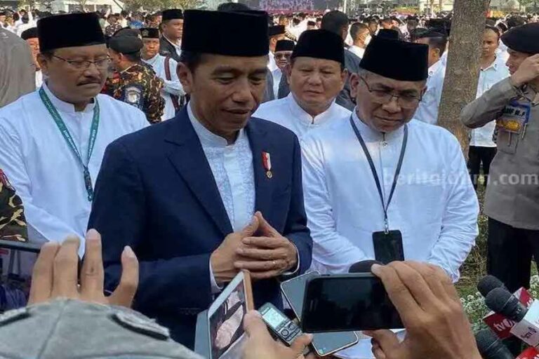 Presiden Jokowi saat memberikan keterangan di depan wartawan usai Apel Akbar Hari Santri 2023, Minggu (22/10/2023) di Tugu Pahlawan, Surabaya (foto: dok beritajatim.com)