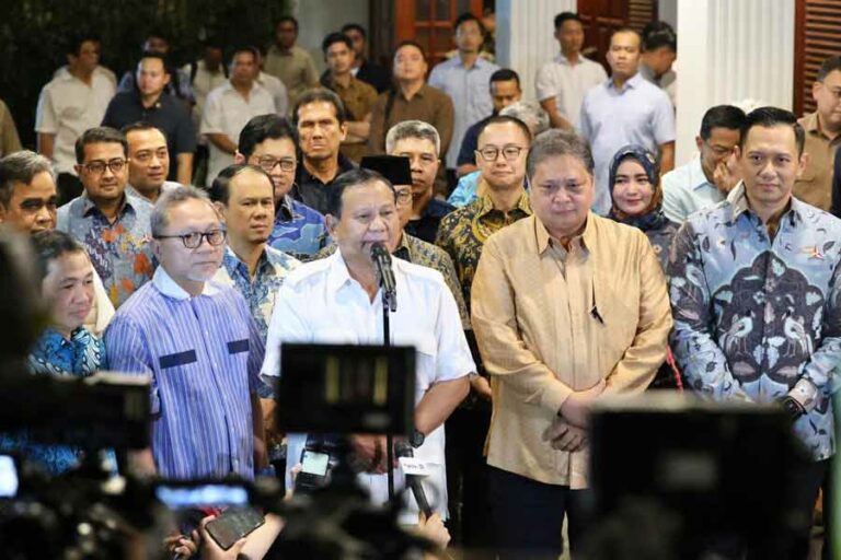 Prabowo Subianto bersama para pipmpinan dan tokoh partai Koalisi Indonesia Maju (KIM) saat mengumumkan calon wakil presiden yang akan mendampingi dalam Pilpres 2024 mendatang