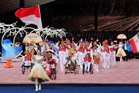 Kontingen Indonesia di pembukaan Asian Para Games 2022 Hangzhou yang digelar di Olympic Sports Centre Stadium, China (foto: dok npcindonesia)