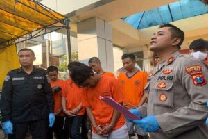 Diringkus Polisi Gara-gara Tawuran, Gangster di Surabaya Ngaku hanya Buat Konten Medsos Anggota gengster saat dirilis di Polsek Tambaksari (foto: dok beritajatim.com)