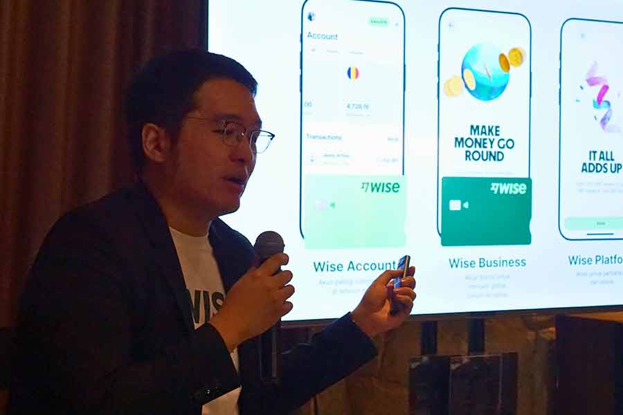 Elian Ciptono, Country Manager Wise, saat memaparkan hasil Riset Nasional Wise Mengenai Biaya Tersembunyi di Transaksi Layanan Mata Uang Asing