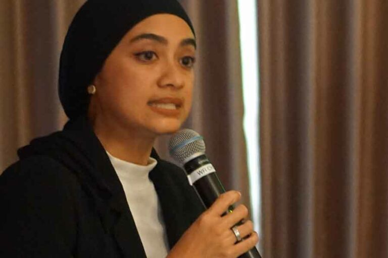 Ayudia Bing Slamet, aktris, saat menceritakan pengalaman mahalnya biaya transfer uang antar negara