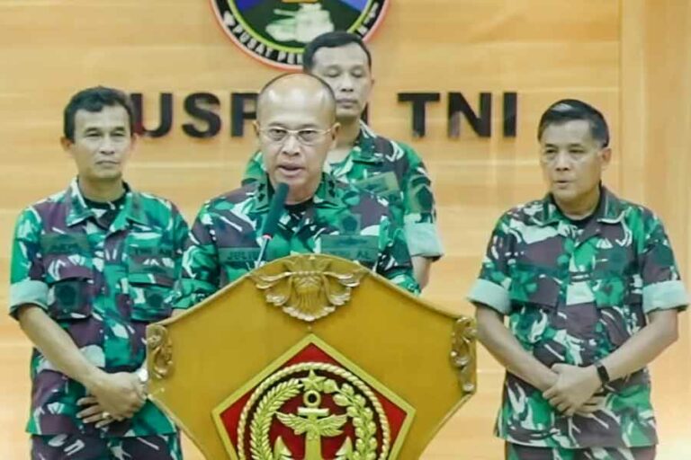 TNI Kutuk Aksi Kelompok Separatis Teroris Papua yang Tewaskan 7 Warga Sipil Kapuspen TNI Laksda TNI Julius Widjojono