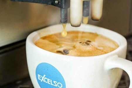Ilustrasi penyajian kopi di Cafe Excelso