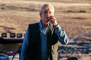 Michael Douglas dalam salah satu adegan di film Beyond the Reach (2014)