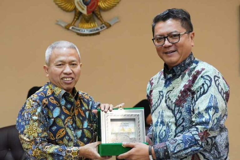 Pos Indonesia dan Kemenag Sepakat Tingkatkan Layanan Pendidikan dan Keagamaan Dari kanan, Direktur Bisnis dan Logistik Pos Indonesia, Tonggo Marbun dan Sekretaris Jenderal Kementerian Agama, Nizar Ali melakukan penyerahan cenderamata saat kegiatan penandatanganan nota kesepahaman layanan pendidikan dan keagamaan di Kementerian Agama