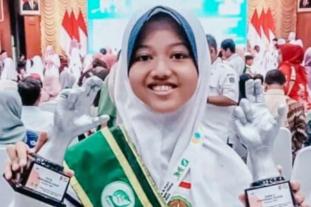 Sempat Geluti Proyek Zero Organic Waste, Eveline Raih Tiga Penghargaan dalam Event Lingkungan Eveline Anuriyadin, siswi Madrasah Tsanawiyah Negeri 3 Kota Surabaya, peraih tiga gelar juara dalam event Pangeran Puteri Lingkungan Hidup 2023 (foto: Dok Kemenag)