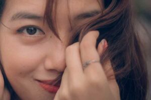 Tak Hanya Kulit Berminyak, Jerawat Membandel juga Bisa Disebabkan Stres Jerawat tak perlu disembunyikan, tetapi harus disembuhkan (foto: Peter Nguyen, unsplash)