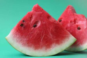 Ilustrasi buah semangka merah yang manis (foto: Sahand Babali, unsplash)