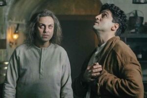 Taner Ölmez dan Erkan Kolçak Köstendil dalam sebuah adegan di mini seri Creature (2023)