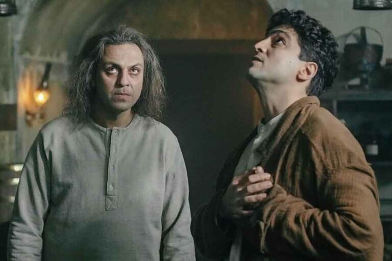Taner Ölmez dan Erkan Kolçak Köstendil dalam sebuah adegan di mini seri Creature (2023)