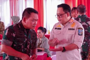 Sekdaprov Adhy Karyono saat berdialog dengan KASAD Jenderal TNI Dudung Abdurachman.