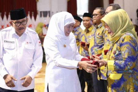 Gubernur Khofifah Serahkan Penghargaan untuk 525 Pendonor Darah Sukarela Gubernur Khofifah memberikan apresiasi dan ucapan terima kasih kepada para pendonor