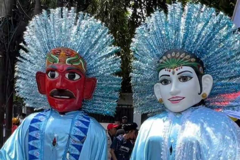 Sejumlah penari ondel-ondel Betawi mewarnai pendaftaran pasangan Ganjar Pranowo dan Mahfud MD di Kantor KPU.