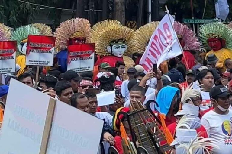 Sejumlah penari ondel-ondel Betawi mewarnai pendaftaran pasangan Ganjar Pranowo dan Mahfud MD di Kantor KPU.