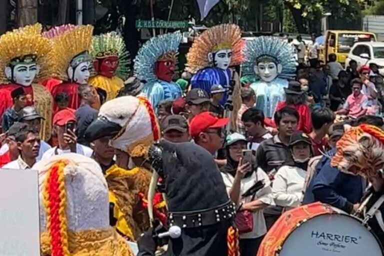 Sejumlah penari ondel-ondel Betawi mewarnai pendaftaran pasangan Ganjar Pranowo dan Mahfud MD di Kantor KPU.