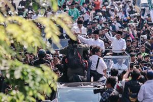 Pasangan AMIN, Anies Baswedan dan Muhaimin Iskandar, di tengah para pendukungnya