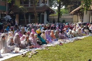 Sejumlah siswa SAIM menggelar salat gaib di halaman sekolah, sebagai bentuk kepedulian terhadap sesama muslim di Gaza