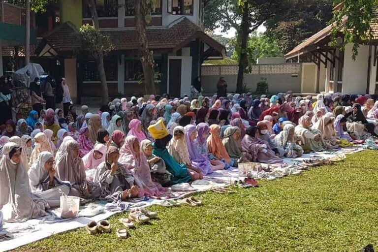 Sejumlah siswa SAIM menggelar salat gaib di halaman sekolah, sebagai bentuk kepedulian terhadap sesama muslim di Gaza