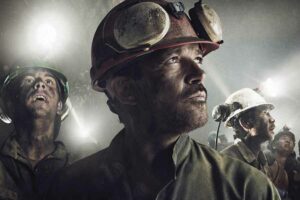 Sinopsis Film The 33 (2015), Kisah Nyata Perjuangan Kelompok Pekerja di Tambang San José Chili Antonio Banderas dalam The 33 (2015)