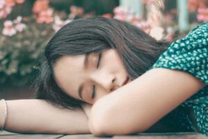 Istirahat cukup adalah salah satu cara menjaga kesehatan, termasuk di tengah kemarau panjang (foto: Zhang Kaiyv, unsplash)