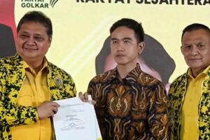 Tanggapi Usulan sebagai Cawapres Prabowo, Ini yang Dilakukan Gibran Gibran Rakabuming Raka saat tiba di DPP Partai Golkar