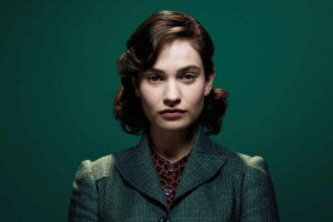 Lily James berperan sebagai Elizabeth Layton dalam film Darkest Hour (2017)