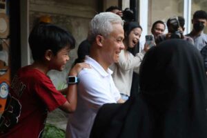 Momen Ganjar Pranowo saat dapat pijatan dari Gibran di Jakarta Selatan