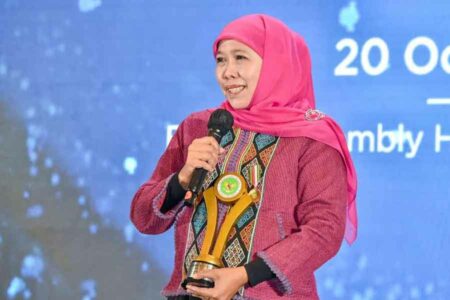Gubernur Khofifah Indar Parawansa usai menerima penghargaan di Hotel Bidakara, Jakarta Selatan